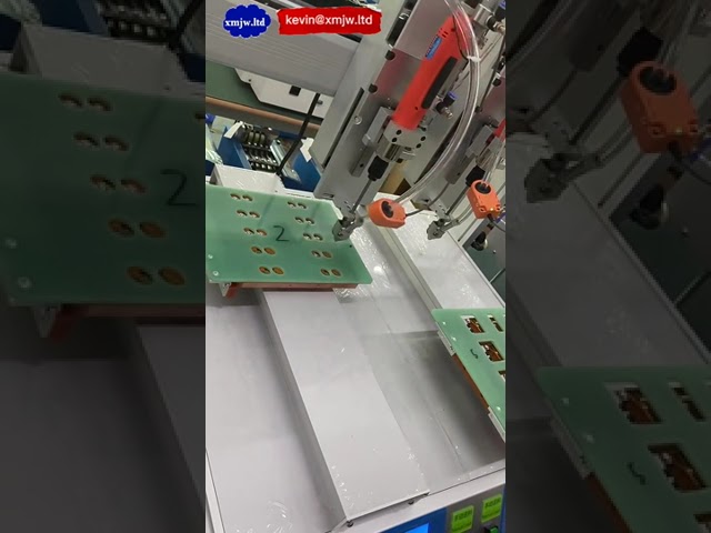 Máquina Robótica de Parafusamento Automático com Dupla Alimentação e Duplo Programa