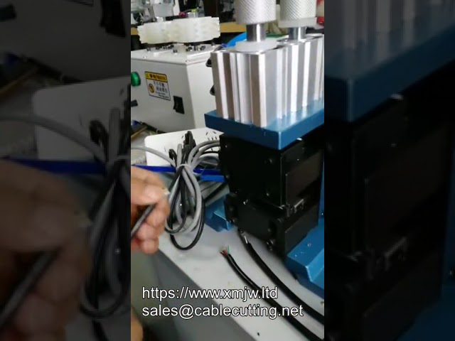 Máquina Pneumática Vertical Semiautomática para Descascar Cabos de Cobre - Corte, Descascamento e Torção