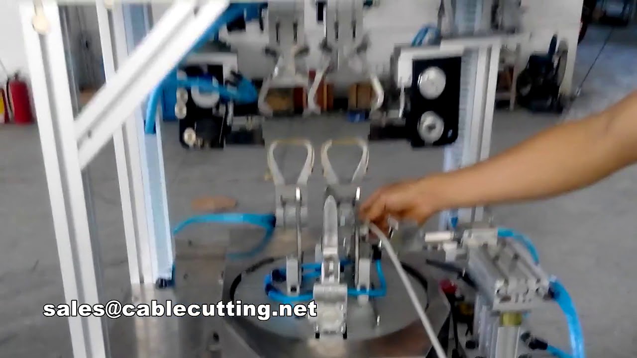 Máquina de enrolar e agrupar cabos toroidais