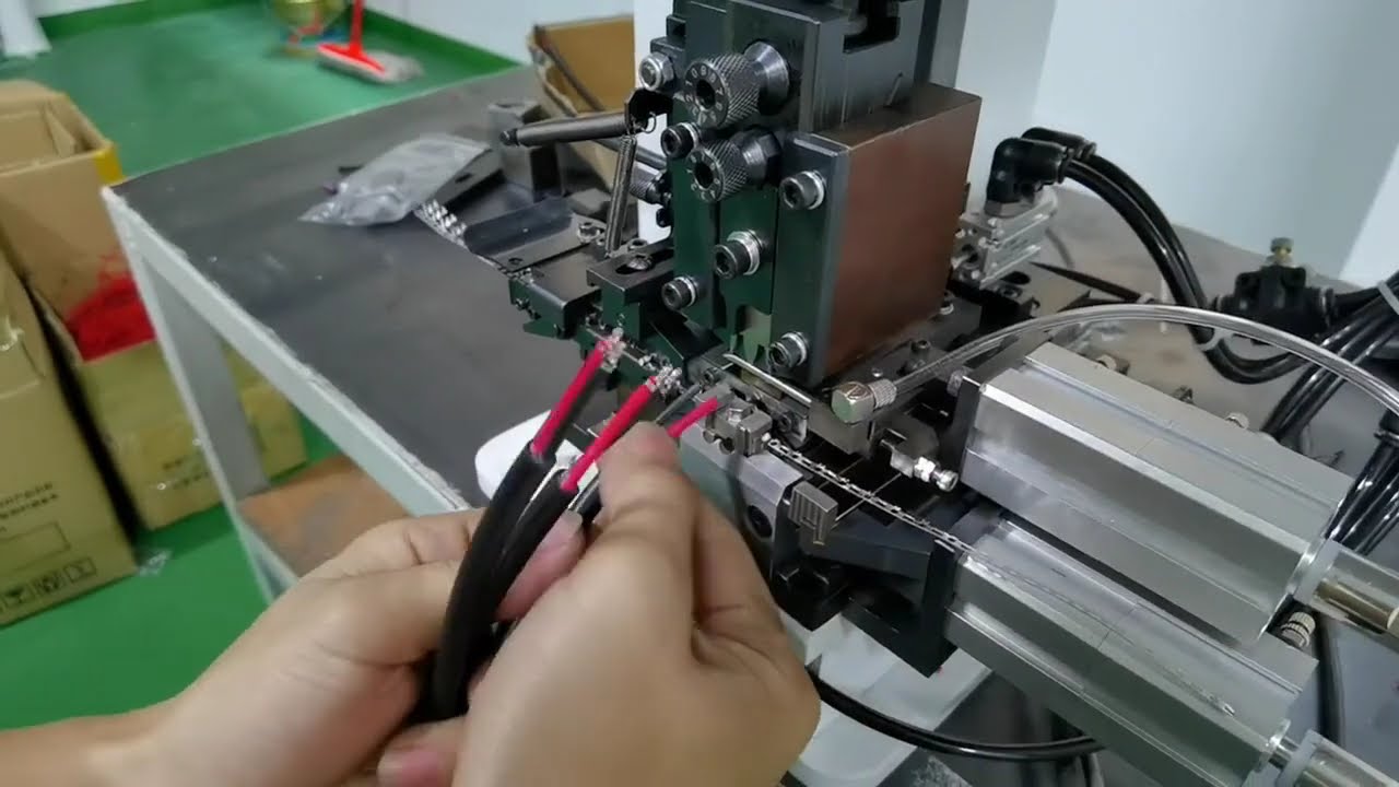 Máquina de Terminal de Fio Duplo com Corte Contínuo – Processa Dois Fios de Uma Só Vez