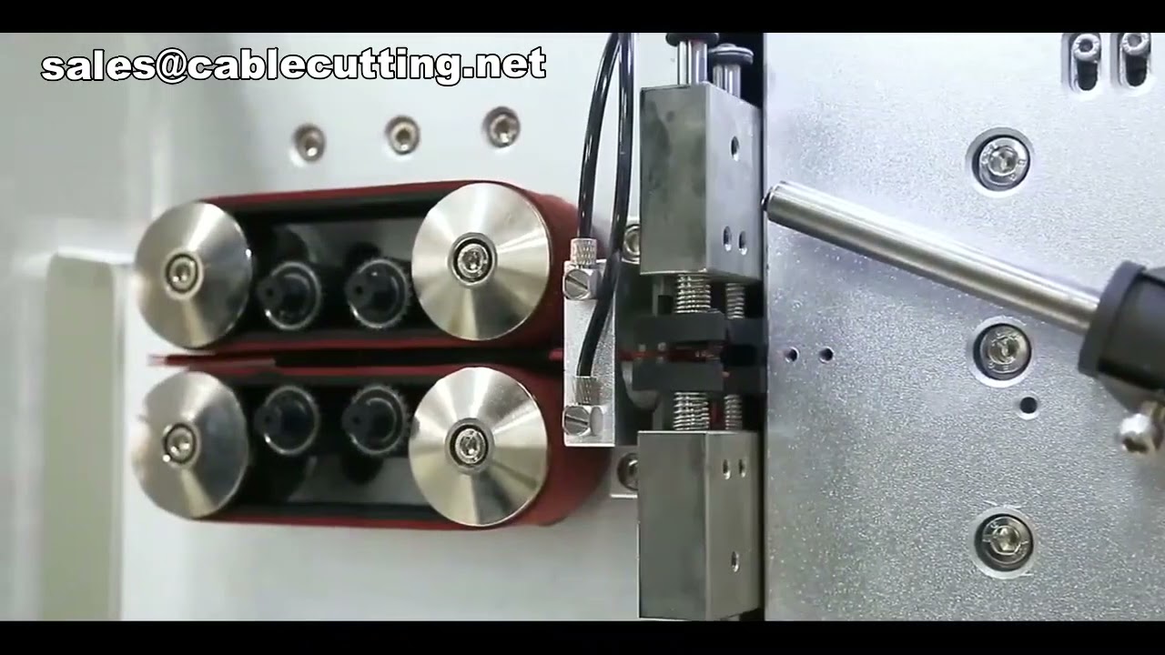 Máquina de Corte e Descascamento de Cabos Blindados com Descascamento Interno em Ação
