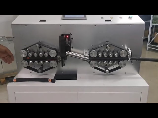 Máquina Desencapadora Automática Computadorizada para Cabos Quadrados Grandes – 150mm² Máx.