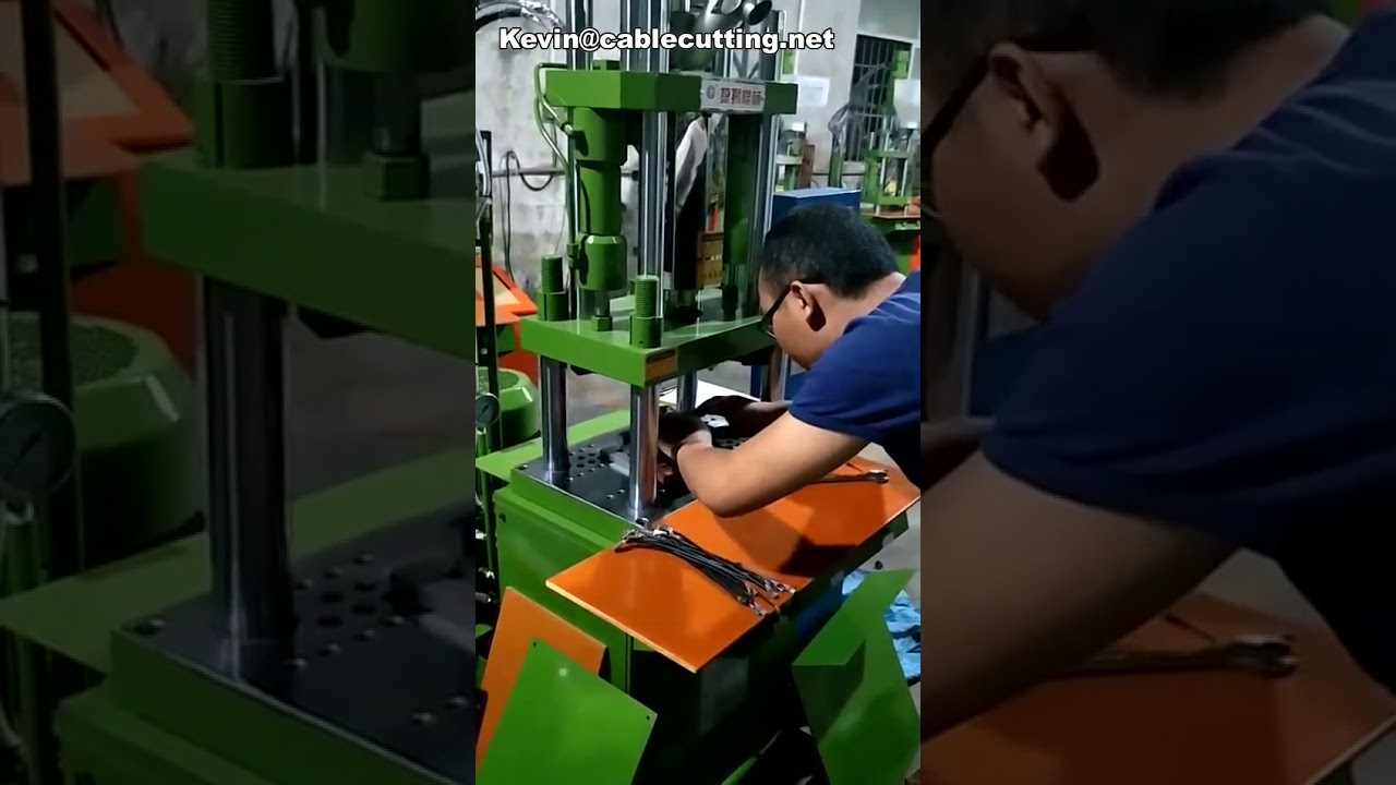 Máquina de Injeção Plástica Micro para Fabricação de Cabos USB | Equipamento Automatizado