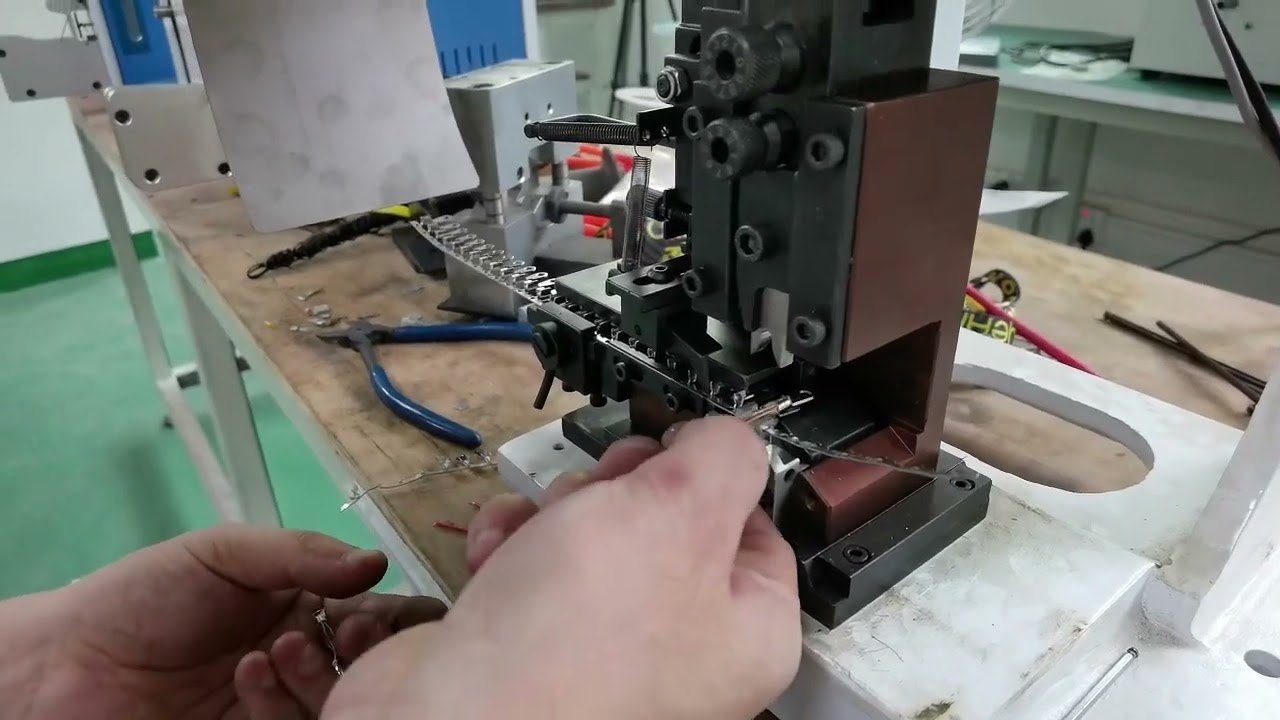 Máquina de Terminais 2T em Ação: Demonstração Real para Automação Industrial