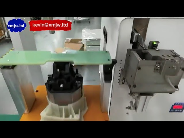 Máquina de Aparafusar Automática com Robô de 3 Eixos e Alimentação - Duas Mesas de Trabalho