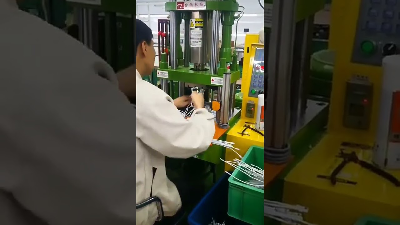 Máquina de Injeção Plástica Vertical Pequena | Moldagem Industrial de Precisão