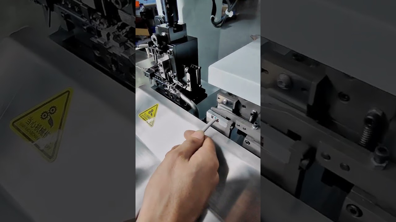 Descascamento e Crimpagem de Fios Multicore com Terminais com Farpas #fábrica #máquina #cobre