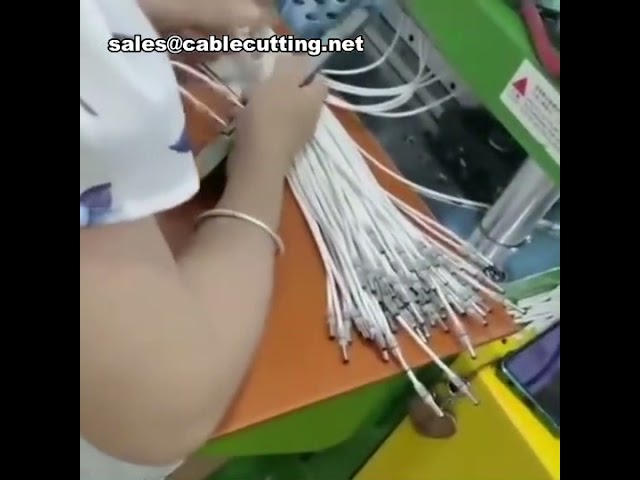 Máquina de Injeção Vertical para Moldagem de Plugues DC e Cabos em PVC, TPE, PP e PE - Alta Precisão
