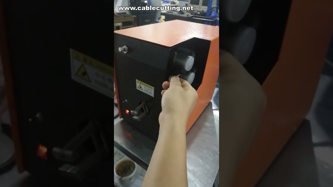 Máquina Automática de Escovação e Reversão para Cabos Blindados e Trançados