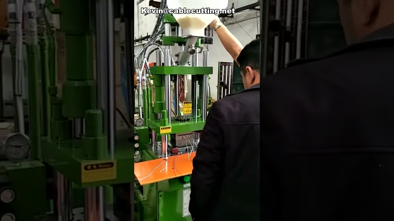 Máquina de Injeção Plástica Vertical para Lacres de Chumbo – Alta Precisão e Automação Industrial