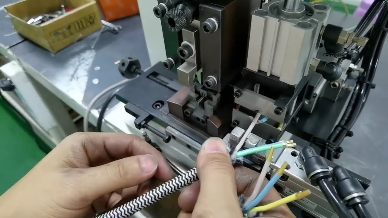 Máquina de Terminais em Tira Contínua Reta para Terminais Não Padrão - Enrolamento Completo do Fio do Núcleo