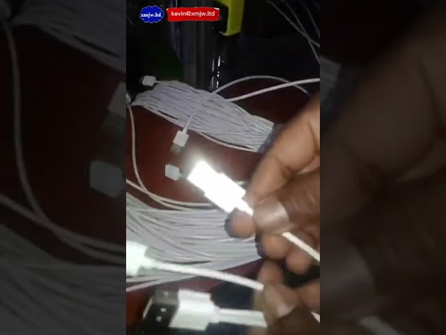 Máquina de Injeção Plástica Vertical para Cabos USB Mini – Preço e Automação