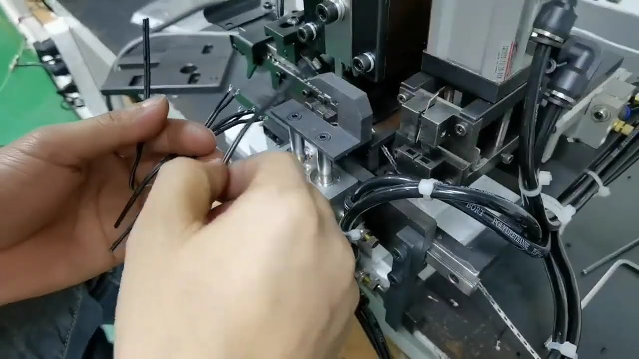 Máquina de Terminal de Tira Contínua para Chicotes Elétricos | Alta Eficiência